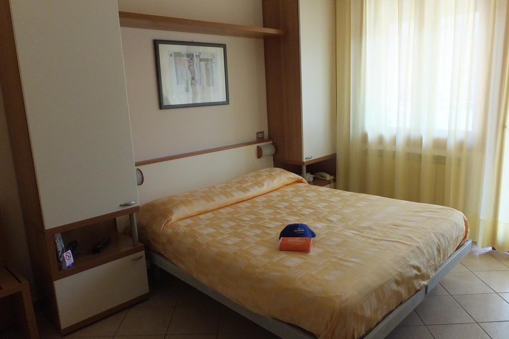 Hotel Nettuno Sottomarina Rum bild